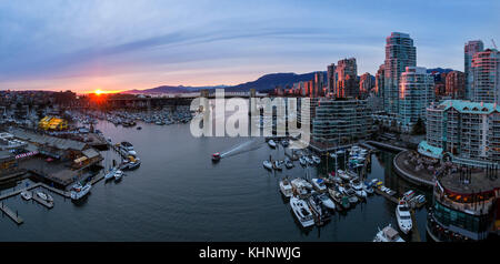 Vista panoramica di false creek nel centro cittadino di Vancouver, British Columbia, Canada. presi da una prospettiva aerea durante un tramonto colorato. Foto Stock