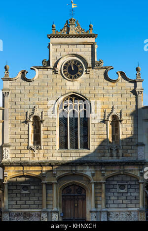 Antica Corte a Peterhouse College, il più antico College di Cambridge University. L'edificio è il College Chapel. Cambridgeshire, Inghilterra, Regno Unito. Foto Stock