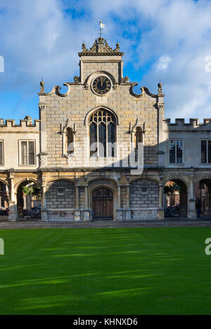 Antica Corte a Peterhouse College, il più antico College di Cambridge University. L'edificio è il College Chapel. Cambridgeshire, Inghilterra, Regno Unito. Foto Stock