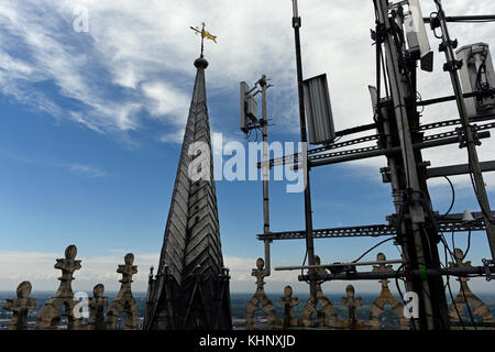 L'antenna radio e montante di comunicazione sul tetto della Cattedrale di Lincoln Foto Stock