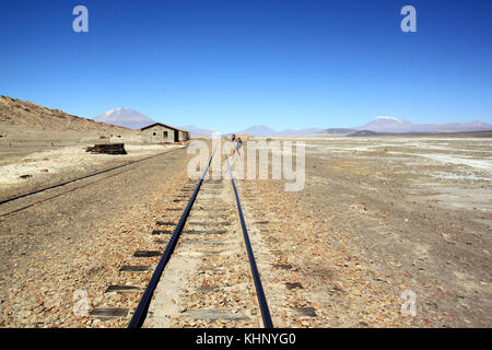 Backpacker sulla linea ferroviaria nel deserto vicino a uyuni in Bolivia Foto Stock