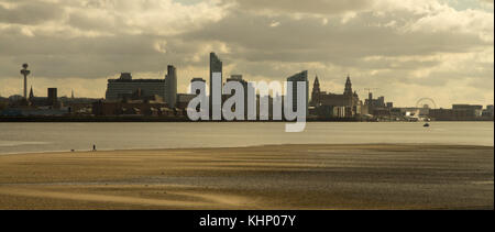 Liverpool waterfront da New Brighton Foto Stock