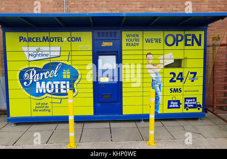 Ennis, Irlanda - 17 nov 2017: parcelmotel, parcel motel locker. Gestisci il tuo shopping online consegne. raccogliere, di ritorno e di inviare i vostri pacchi facilmente Foto Stock