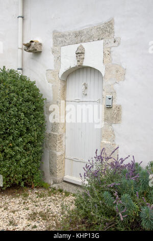 Portale con testa intagliata di st Amand, Port de Loix, Ile de Re Foto Stock