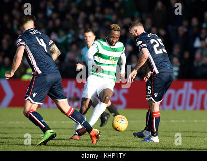 Moussa Dembele di Celtic cerca di superare Christopher Routis e James o’Brien della contea di Ross durante la partita della Ladbrokes Scottish Premiership al Global Energy Stadium di Dingwall. Foto Stock