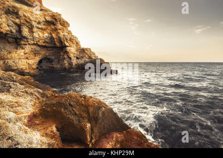 In una caverna nel rock al mare. La natura della composizione. Foto Stock