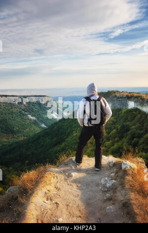 L uomo sulla cima della montagna. progettazione concettuale. Foto Stock