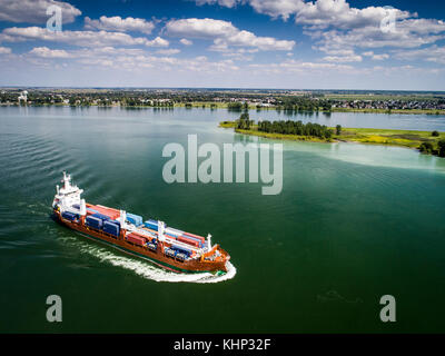 A pieno carico nave cargo avvicinando Montreal porta sul fiume St-Lawrence. Foto Stock