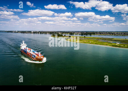 A pieno carico nave cargo avvicinando Montreal porta sul fiume St-Lawrence. Foto Stock