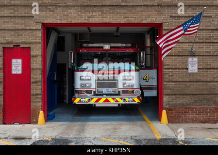 Lockhart, Texas - 6 giugno 2014: Un camion dei vigili del fuoco nel suo garage nel dipartimento dei vigili del fuoco di Lockhart, Texas, Stati Uniti Foto Stock