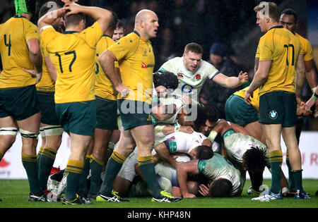 L'Inghilterra festeggia dopo che Jonathan Joseph (oscurato) ha ottenuto il secondo tentativo del suo fianco durante l'Autunno Internazionale al Twickenham Stadium, Londra. Foto Stock