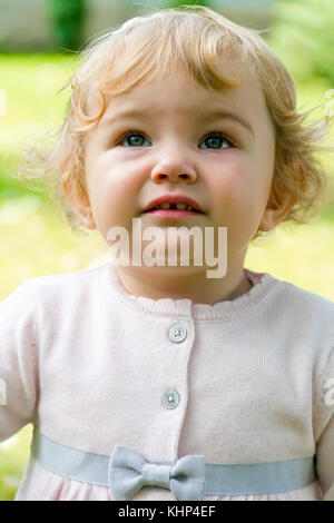 bambina di 8 anni che guarda verso l'alto con un sorriso sul viso Foto stock  - Alamy