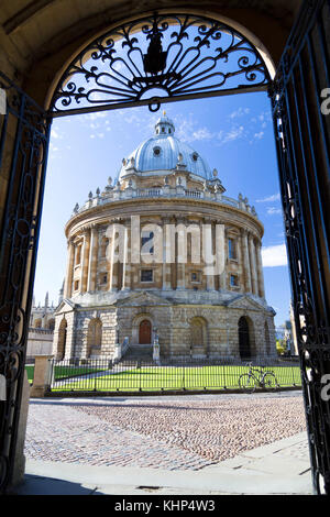 Regno Unito, Oxford, vista attraverso uno dei la Libreria di Bodleian entrate per la Radcliffe Camera edificio della biblioteca. Foto Stock