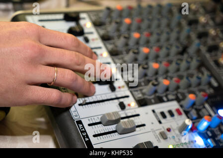 Dj lavorando su un audiomixer in una discoteca Foto Stock