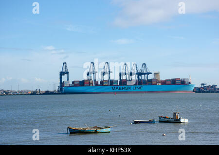Harwich ESSEX REGNO UNITO -16 novembre 2017: Maersk Line nave portacontainer nel porto di flexistowe Foto Stock