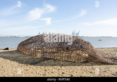 Harwich ESSEX REGNO UNITO -16 novembre 2017: willow whale statua sulla spiaggia Foto Stock