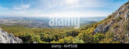 Vista panoramica della città di nitra da zobor hill, Repubblica slovacca. paesaggio stagionali. autunno foresta. turismo tema. Foto Stock