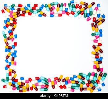 Colorato di antibiotici pillole di capsule su sfondo bianco con copia spazio. La resistenza al farmaco concetto. Antibiotici il consumo di stupefacenti con ragionevole e egli globale Foto Stock