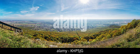 Vista panoramica della città di nitra da zobor hill, Repubblica slovacca. paesaggio stagionali. autunno foresta. turismo tema. Foto Stock