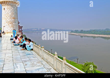 AGRA, India - 18 ottobre 2008: persone vicino al Taj Mahal e vista sul fiume Yamuna dal Taj Mahal di Agra. India Foto Stock