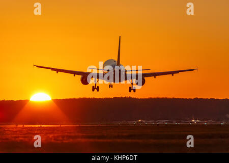 Atterraggio aereo battenti airport sun tramonto vacanza vacanze viaggio aereo viaggio aereo in volo Foto Stock
