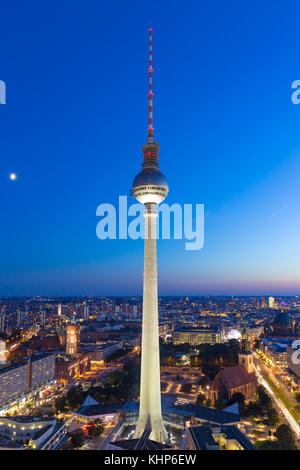 Berlino, Germania - 29 agosto 2017: skyline di Berlino e la torre della TV, Alexanderplatz di notte in Germania. Foto Stock