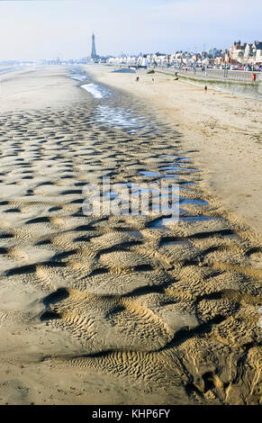 Modelli di sabbia sulla spiaggia di Blackpool località balneare. Foto Stock