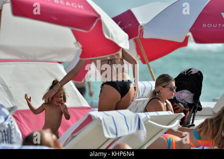 Miami, FL - gennaio 03: Victoria's Secret supermodel Doutzen Kroes assomiglia a lei sul suo ultimo nervo quando i suoi figli che sembrava fossero avente temper tantrums in spiaggia. doutzen indossava un succinti triangolo nero string bikini come lei ha cercato di tenere insieme e allietare il suo figlio phyllon, cinque e figlia myllena. qualche minuto più tardi la famiglia ha lasciato la spiaggia forse per il tanto necessario nap per tutti il 3 gennaio 2017 in Miami Florida persone: Doutzen Kroes Foto Stock