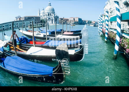 Gondole attraccate Garand sul Canal, Venezia, Italia. Foto Stock