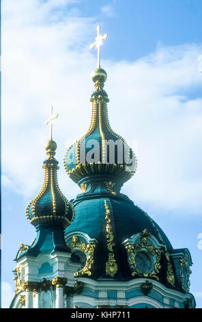 Cupole della Chiesa di Sant'Andrea nella capitale Ucraina di Kiev. Scansione da pellicola per diapositive 35mm Foto Stock