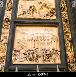 Pannello sulla porta est del Battistero di Firenze, Italia Foto Stock