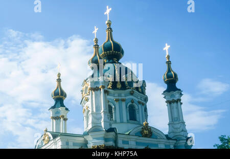 Cupole del St Andrew chiesa nella capitale ucraina di Kiev. Foto Stock