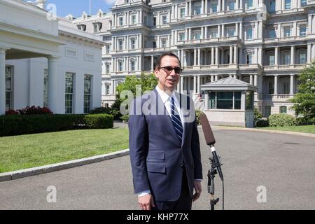 Il Segretario al Tesoro degli Stati Uniti Steven Mnuchin parla ai media al di fuori dell'ala Ovest della Casa Bianca il 25 luglio 2017 a Washington, D.C. Foto Stock