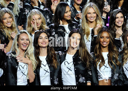 I modelli posano per una ripresa di gruppo davanti al Victoria's Secret Fashion Show alla Mercedes-Benz Arena di Shanghai, Cina. Foto Stock