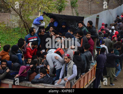 Srinagar, India. Xviii nov, 2017. popolo del Kashmir portano il corpo di uccisi top comandante ribelle mugees ahmad mir in parimpora area di srinagar, indiano Kashmir amministrato. mugees è stato ucciso nel corso di un incontro con le forze indiane nella periferia di srinagar il nov 17th. Credito: muzamil mattoo/Pacific press/alamy live news Foto Stock