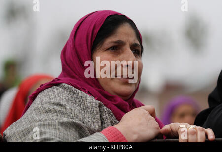 La questione del Kashmir, India. 17 nov, 2017. Una donna piange durante il corteo funebre di un militante locale del sabato in indiano kashmir controllata, Novembre 18, 2017. mugees un militante locale e un sub-inspector di Jammu e Kashmir polizia, imran tak sono stati uccisi nella sparatoria zakura venerdì sera. Credito: umer asif/Pacific press/alamy live news Foto Stock