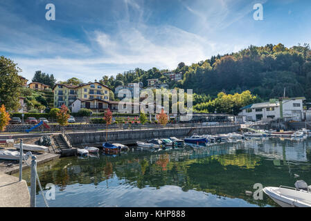 Città del Reno, Lago Maggiore, Italia. Luogo pittoresco, noto per la presenza di una breve distanza, del famoso Eremo di Santa Caterina del Sasso Foto Stock