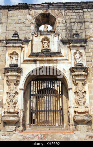 Rovine di Facciata chiesa di santa clara in Antigua Guatemala Foto Stock