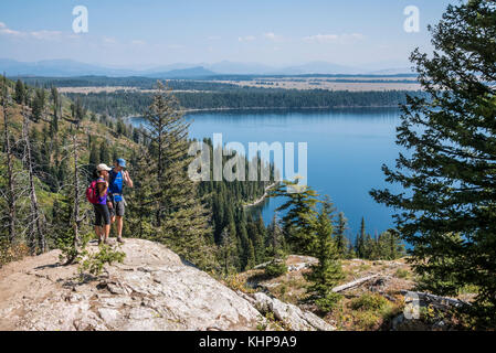 Gli escursionisti a inspiration point e Lake Jenny si affacciano sull'escursione da Lake Jenny per Inspiration Point nel parco nazionale di Grand Teton Foto Stock