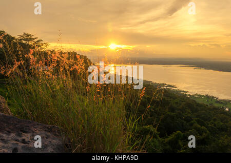 Il tramonto e le montagne,bellissimo tramonto,la luce del sole riflette la superficie dell'acqua e l'erba è sulle montagne Foto Stock