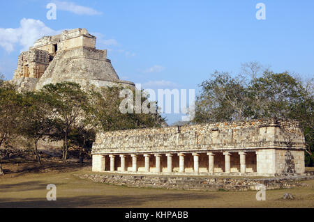 Tempio con colonnato e piramide di Uxmal, Messico Foto Stock