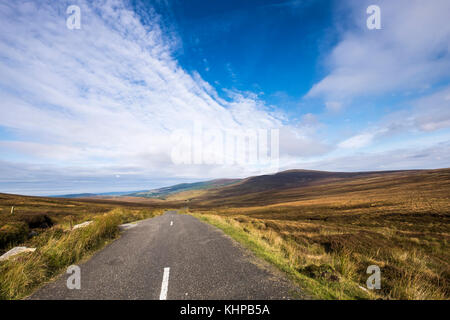 La strada militare attraverso blanket bog nella Sally Gap area dei Monti Wicklow, Irlanda Foto Stock