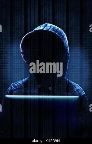 Computer sconosciuto hacker con cappa lavora su computer laptop per commettere cyber criminalità su internet. dati in background e illuminazione drammatica con cop Foto Stock