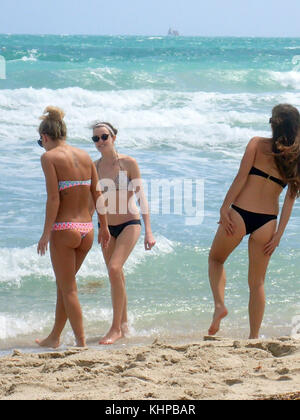 Tre amiche guadare in South beach Foto Stock