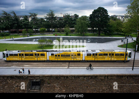 Tram in piazza Élisa-Mercoeur, Nantes, Pays de la Loire, Francia Foto Stock