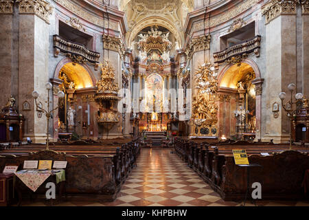 Peterskirche - Chiesa di San Pietro interno a Vienna, Austria, navata e altare maggiore del XVIII secolo in stile barocco ornamentale Foto Stock