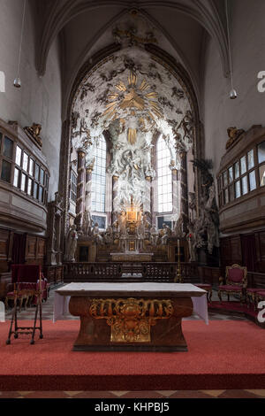 Chiesa di St. Michael (tedesco: Michaelerkirche) interni a Vienna, Austria, altare maggiore con la caduta degli angeli la scultura e la Maria icona di Candia Foto Stock