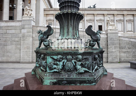 Grifoni e sculture herubs all'ornato fondo di un montante anteriore del parlamento austriaco edificio nella città di Vienna, Austria Foto Stock