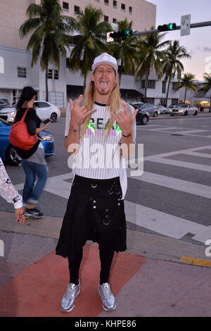 Miami beach, fl - gennaio, 14: (esclusiva copertura) Michael george 'mIkey Owens' heverly è un modello americano, meglio conosciuto per essere un finalista su Top Model seguente dell'america cycle 22 il 14 gennaio 2017 a Miami , Florida. persone: Tim Kaine Foto Stock