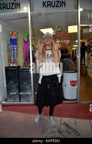 MIAMI BEACH, FL - 14 GENNAIO: (COPERTURA ESCLUSIVA) Michael George 'Mikey' Heverly è un modello statunitense, meglio conosciuto per essere stato finalista al ciclo America's Next Top Model 22 il 14 gennaio 2017 a Miami, Florida. Persone: Tim Kaine Foto Stock